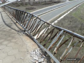 Пиян младеж катастрофира и помля десетки метри мантинела