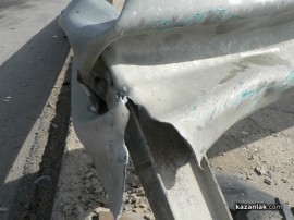 Пиян младеж катастрофира и помля десетки метри мантинела