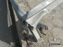 Пиян младеж катастрофира и помля десетки метри мантинела