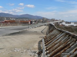 Пиян младеж катастрофира и помля десетки метри мантинела
