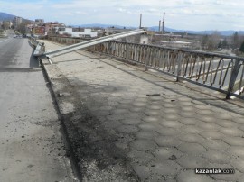 Пиян младеж катастрофира и помля десетки метри мантинела