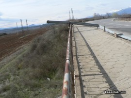 Пиян младеж катастрофира и помля десетки метри мантинела