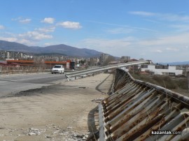 Пиян младеж катастрофира и помля десетки метри мантинела