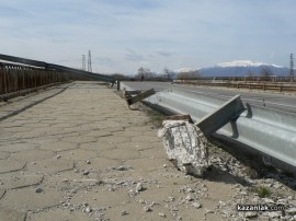 Пиян младеж катастрофира и помля десетки метри мантинела