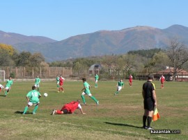 С голяма помощ от съдиите  Берое победи казанлъшки футболни отбори / Новини от Казанлък