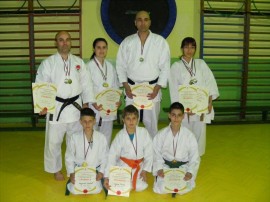 Клубът по карате с треньор Илиян Дянков спечели титли и медали от Националното първенство / Новини от Казанлък