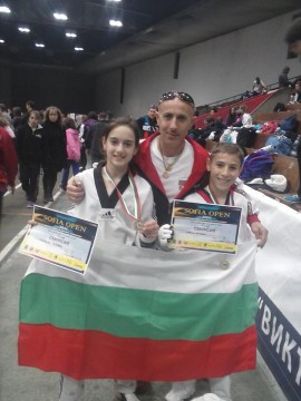 Казанлъшките таекуондисти с купа и медали от София Оупън