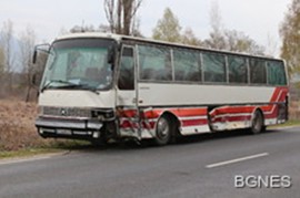 Мъж е в болницата след тежка катастрофа с автобус / Новини от Казанлък