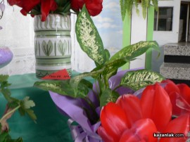 Деца показаха обичая Ладуване и подредиха изложба с цветя