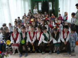 Деца показаха обичая Ладуване и подредиха изложба с цветя