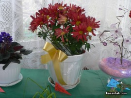 Деца показаха обичая Ладуване и подредиха изложба с цветя