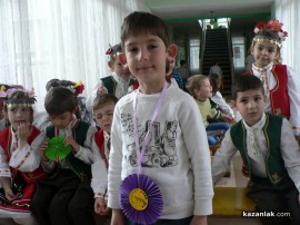 Деца показаха обичая Ладуване и подредиха изложба с цветя