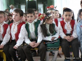 Деца показаха обичая Ладуване и подредиха изложба с цветя