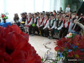 Деца показаха обичая Ладуване и подредиха изложба с цветя