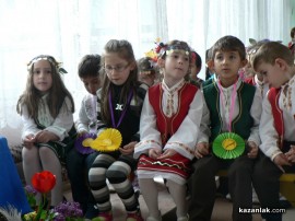 Деца показаха обичая Ладуване и подредиха изложба с цветя