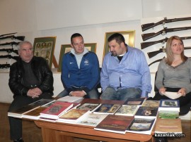 Исторически музей Искра дари книги на  българите в Полша