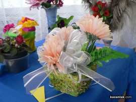 Деца показаха обичая Ладуване и подредиха изложба с цветя