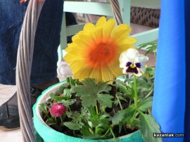 Деца показаха обичая Ладуване и подредиха изложба с цветя