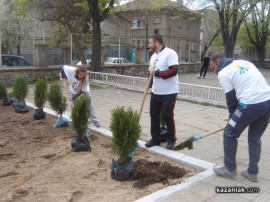 От партията на Бареков посадиха зеленина в казанлъшко училище на Цветница