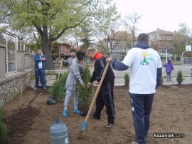 От партията на Бареков посадиха зеленина в казанлъшко училище на Цветница