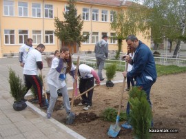 От партията на Бареков посадиха зеленина в казанлъшко училище на Цветница / Новини от Казанлък