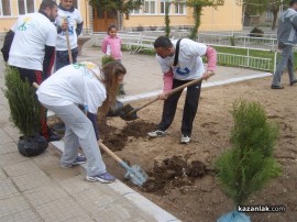 От партията на Бареков посадиха зеленина в казанлъшко училище на Цветница