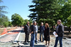 Кметът Галина Стоянова лично инспектира работата по рехабилитацията на парковете „Розариум“ и „Тюлбето“ / Новини от Казанлък