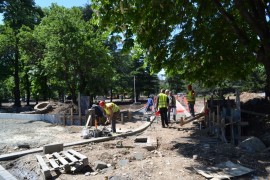 Кметът Галина Стоянова лично инспектира работата по рехабилитацията на парковете „Розариум“ и „Тюлбето“