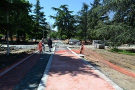 Кметът Галина Стоянова лично инспектира работата по рехабилитацията на парковете „Розариум“ и „Тюлбето“