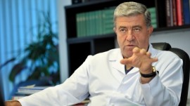 Професор Генчо Начев е оперирал затворник осъден на доживотен затвор, часове преди да избере Царица Роза / Новини от Казанлък