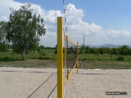 Игрището на клуб Wild Roses се подготвя да приеме първенството по плажен волейбол