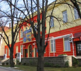 Сагата между читалище „Искра“ и театър „Любомир Кабакчиев“ продължава поради необосновани претенции на читалището / Новини от Казанлък