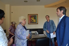 Председателят на ОбС-Казанлък Николай Златанов се срещна с четиримата казанлъчани, удостоени с Вписване в Почетната книга
