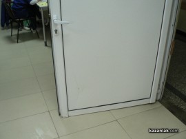 Роднини на пострадалата при катастрофа днес счупиха вратата на спешния център