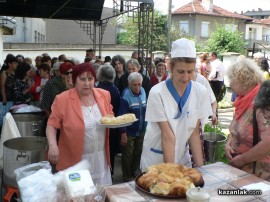 Курбан за здравето на казанлъчани бе раздаден днес в църквата Света Троица