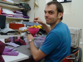 Белгийски младежи се включиха в брането на розов цвят и се влюбиха в България