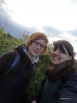 Белгийски младежи се включиха в брането на розов цвят и се влюбиха в България