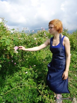 Белгийски младежи се включиха в брането на розов цвят и се влюбиха в България