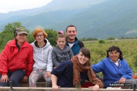 Белгийски младежи се включиха в брането на розов цвят и се влюбиха в България