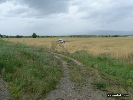 Почерпен софиянец приземи автомобила си в крайпътна нива /видео/