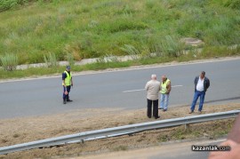 Турски ТИР помля 40 метра мантинела и затрудни движението по обиколния път на Казанлък