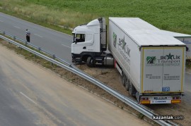 Турски ТИР помля 40 метра мантинела и затрудни движението по обиколния път на Казанлък