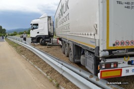 Турски ТИР помля 40 метра мантинела и затрудни движението по обиколния път на Казанлък