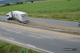 Турски ТИР помля 40 метра мантинела и затрудни движението по обиколния път на Казанлък