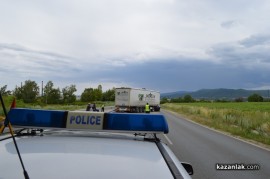 Турски ТИР помля 40 метра мантинела и затрудни движението по обиколния път на Казанлък
