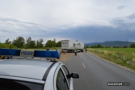 Турски ТИР помля 40 метра мантинела и затрудни движението по обиколния път на Казанлък