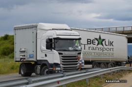 Турски ТИР помля 40 метра мантинела и затрудни движението по обиколния път на Казанлък