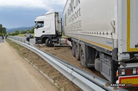 Турски ТИР помля 40 метра мантинела и затрудни движението по обиколния път на Казанлък