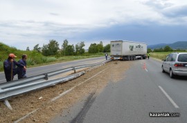 Турски ТИР помля 40 метра мантинела и затрудни движението по обиколния път на Казанлък