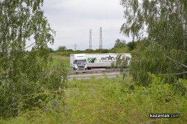 Турски ТИР помля 40 метра мантинела и затрудни движението по обиколния път на Казанлък